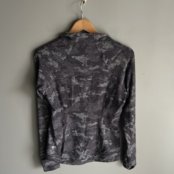 Lululemon Outrun the Elements 1/2 Zip Incognito Camo HTR Black 8 EUC - Picture 9 of 9